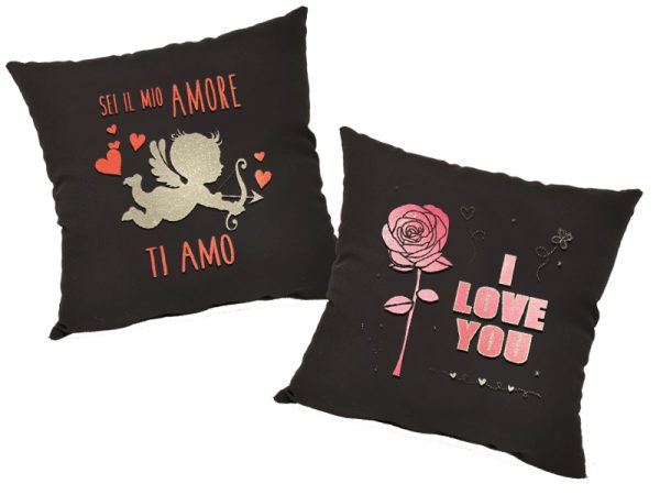 CUSCINO SFODERABILE cm 40X40 CON STAMPA GLITTER. . . ORDINE MINIMO 2 PZ. ASSORTITI. . . . . . * * * ***FUORI CATALOGO*** * * *. . . . . . * * * ***PROMOZIONE SCONTO 20%*** * * *