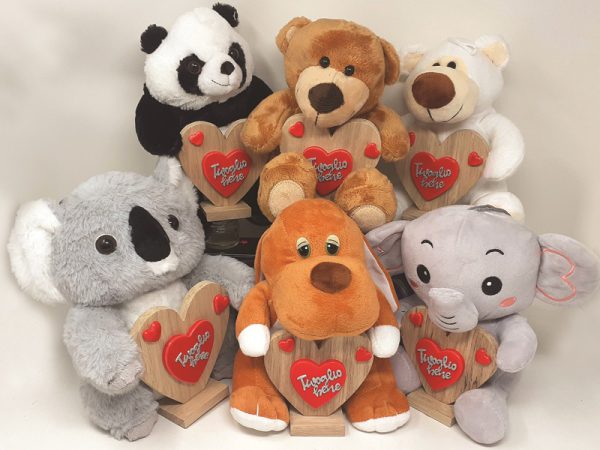 PELUCHE cm 20/25 CON CUORE IN LEGNO, CERAMICA E GLITTER ø 10 cm. . . ORDINE MINIMO 6 PZ. ASSORTITI