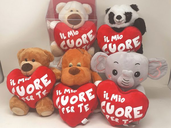 PELUCHE cm 20/25 CON CUORE PORTAREGALO. . . ORDINE MINIMO 5 PZ. ASSORTITI