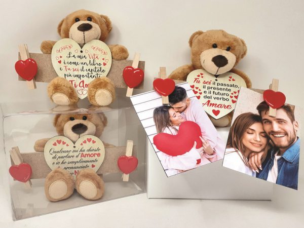 ORSACCHIOTTO cm 15 CON CUORE IN LEGNO E 2 PORTAFOTO. . . ORDINE MINIMO 3 PZ.